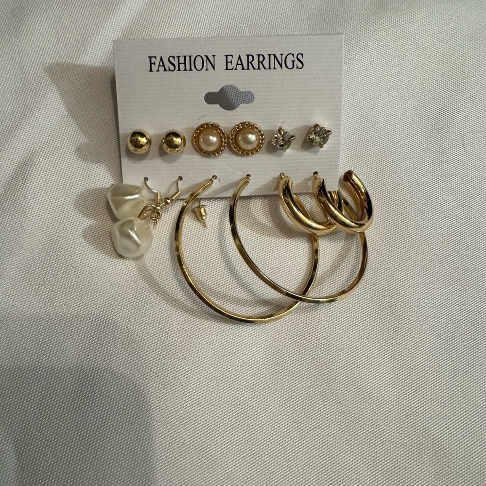 Women’s Fashion Earrings-NWOT-Gold and Pearl